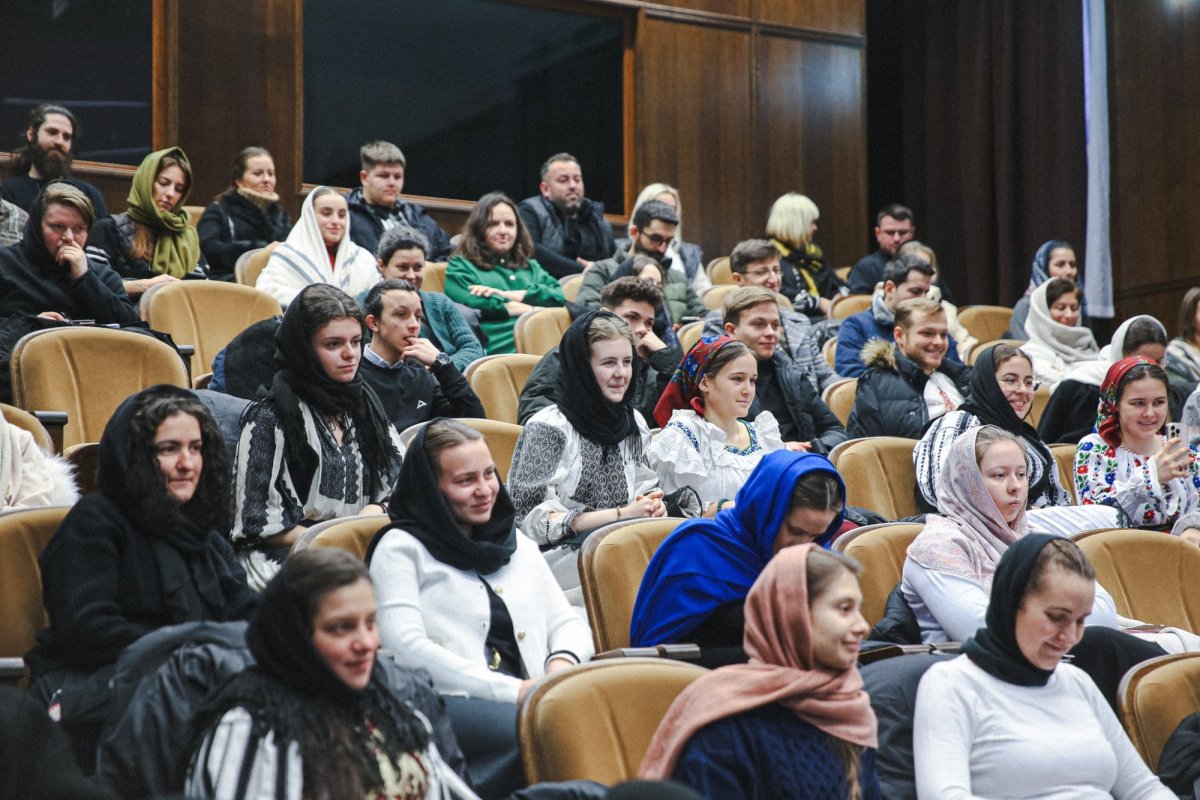 Slujire arhierească la Mănăstirea Nicula și comuniune duhovnicească cu tinerii 321660