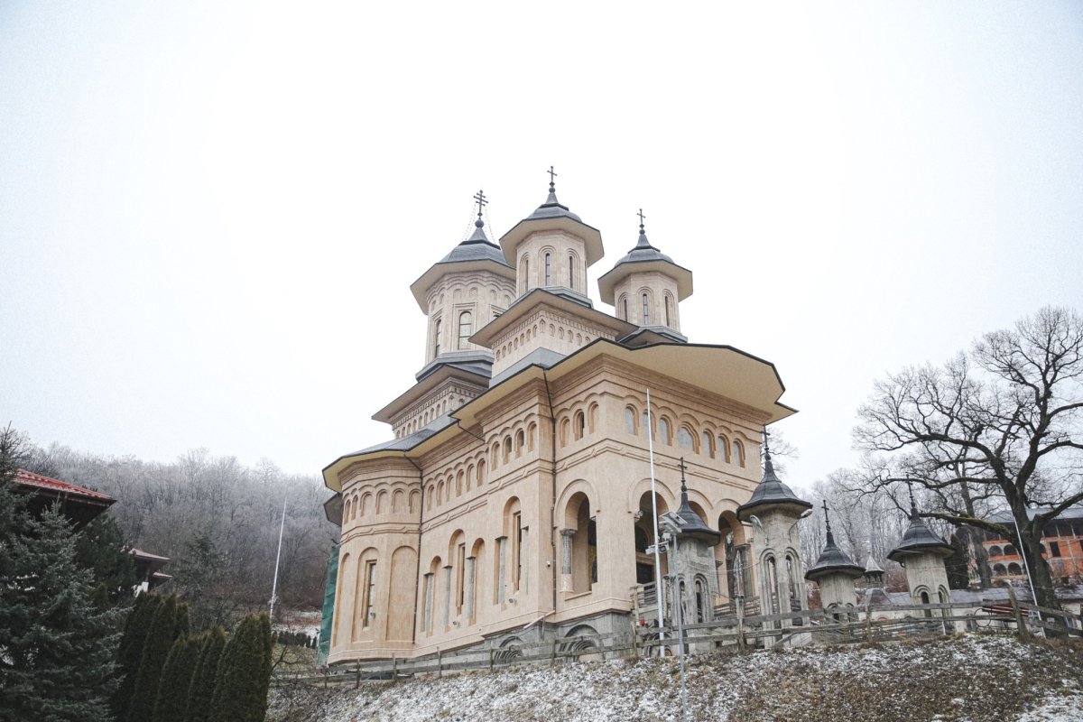 Slujire arhierească la Mănăstirea Nicula și comuniune duhovnicească cu tinerii 321661