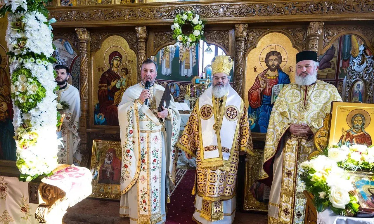 Liturghie arhierească și sfințire în Parohia Dumești II 321801