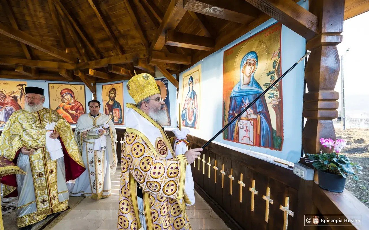 Liturghie arhierească și sfințire în Parohia Dumești II 321802