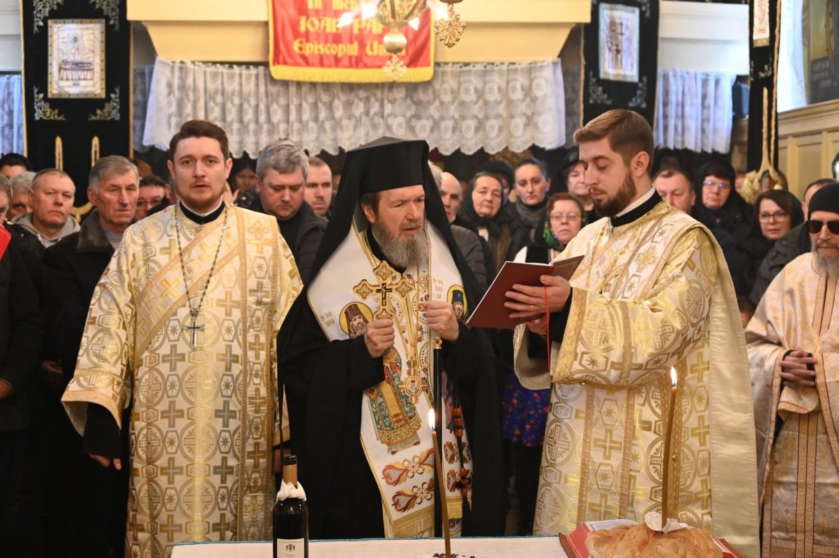 Parastas pentru doi ierarhi în satul bihorean Pocioveliște 321978