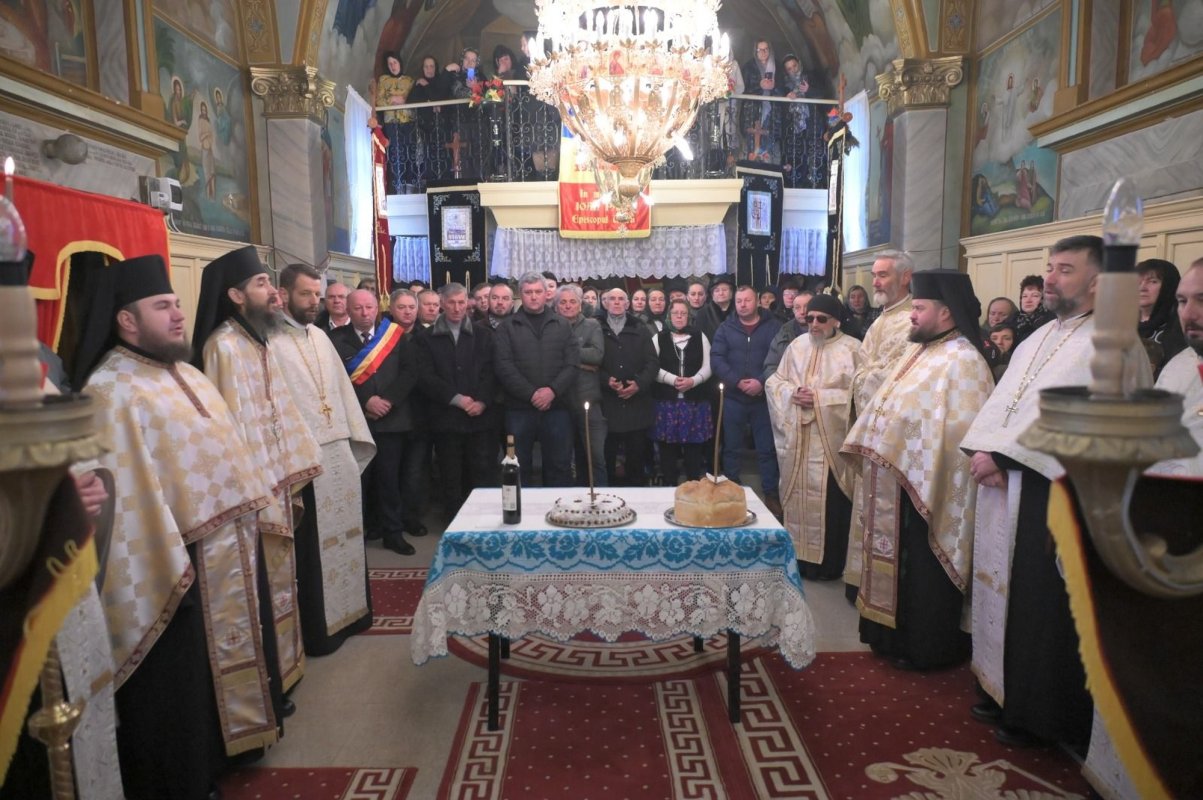 Parastas pentru doi ierarhi în satul bihorean Pocioveliște 321979