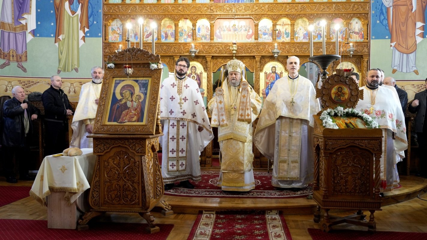 Liturghie arhierească în Biserica „Sfinţii Trei Ierarhi” din Făgăraş 322110