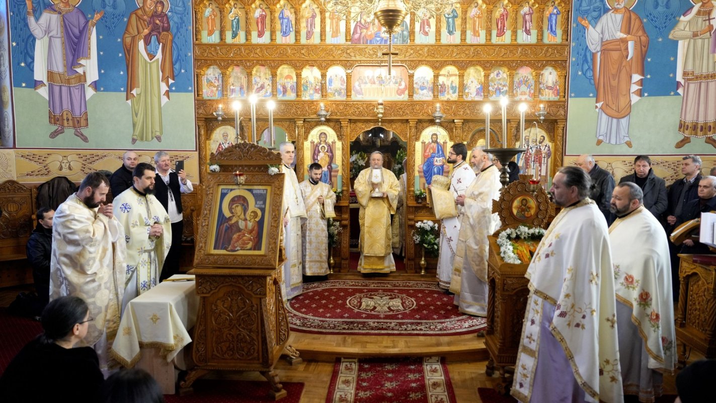 Liturghie arhierească în Biserica „Sfinţii Trei Ierarhi” din Făgăraş 322112