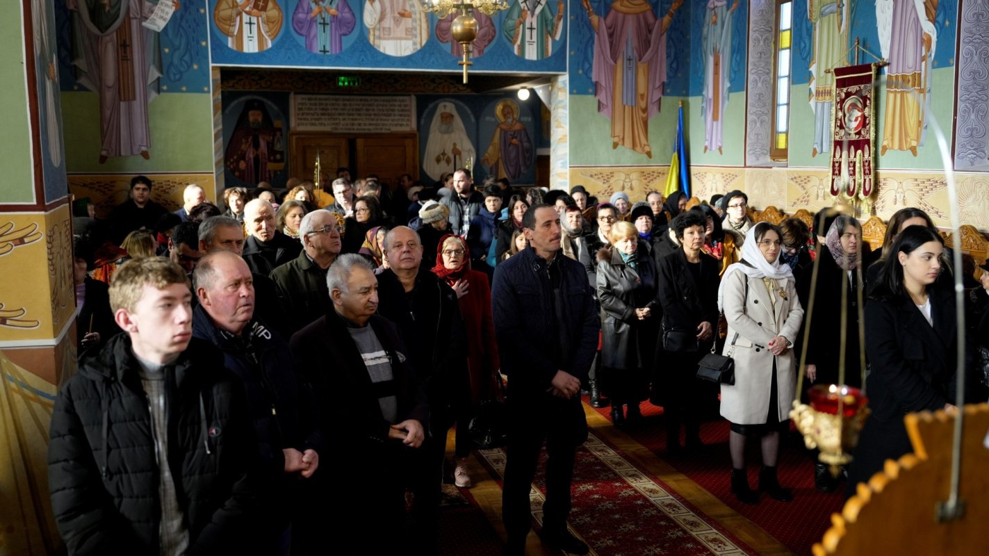 Liturghie arhierească în Biserica „Sfinţii Trei Ierarhi” din Făgăraş 322113