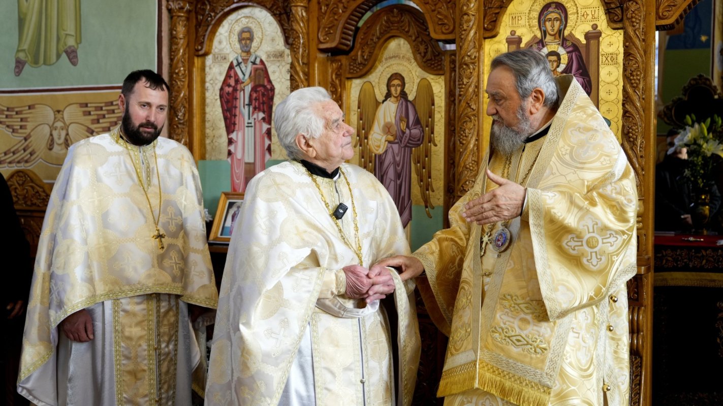 Liturghie arhierească în Biserica „Sfinţii Trei Ierarhi” din Făgăraş 322114