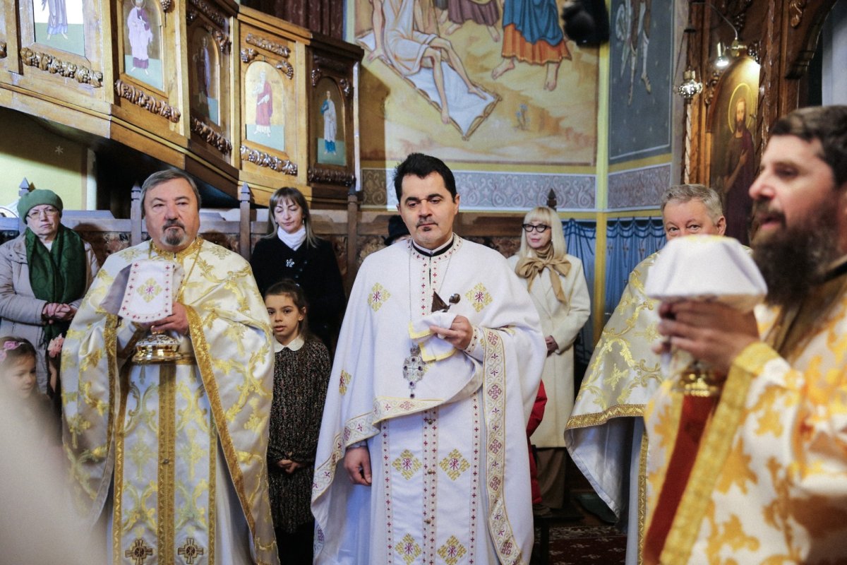Biserica „Sfinții Trei Ierarhi” din Bistrița şi-a prăznuit ocrotitorii 322324
