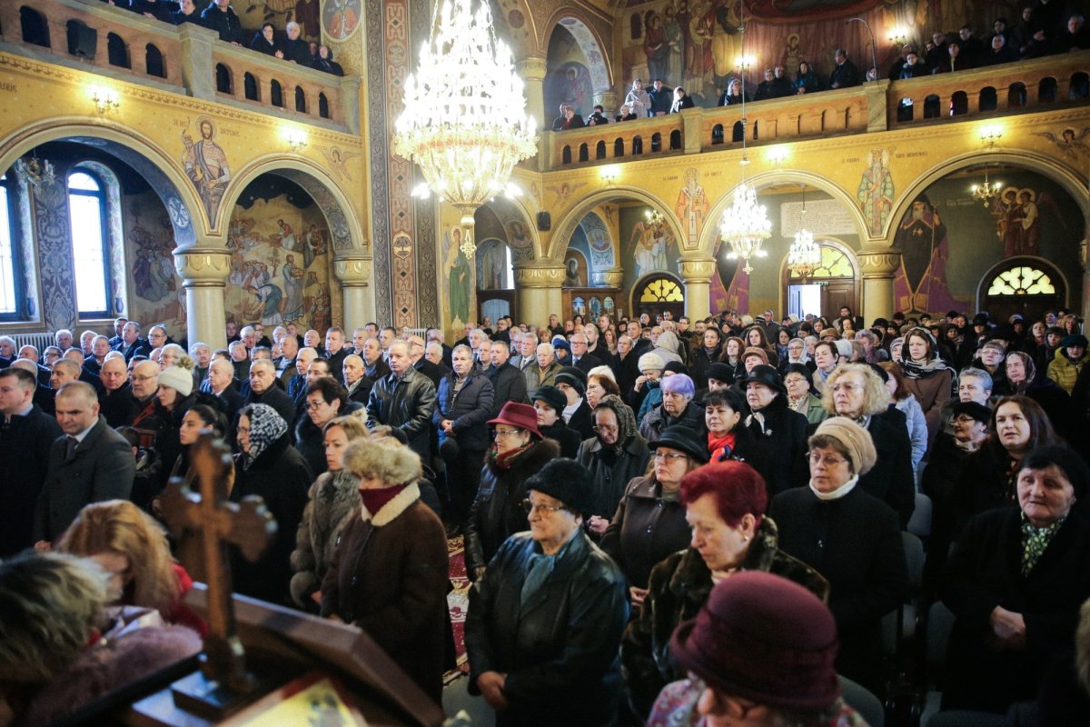 Biserica „Sfinții Trei Ierarhi” din Bistrița şi-a prăznuit ocrotitorii 322325