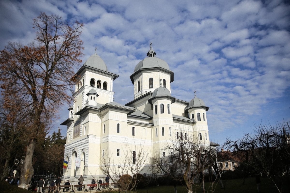 Biserica „Sfinții Trei Ierarhi” din Bistrița şi-a prăznuit ocrotitorii 322326