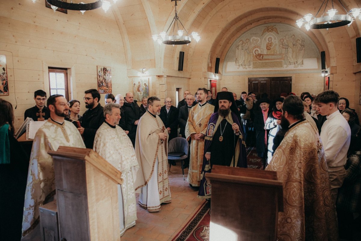 Biserica „Sfinții Trei Ierarhi” din Bistrița şi-a prăznuit ocrotitorii 322327