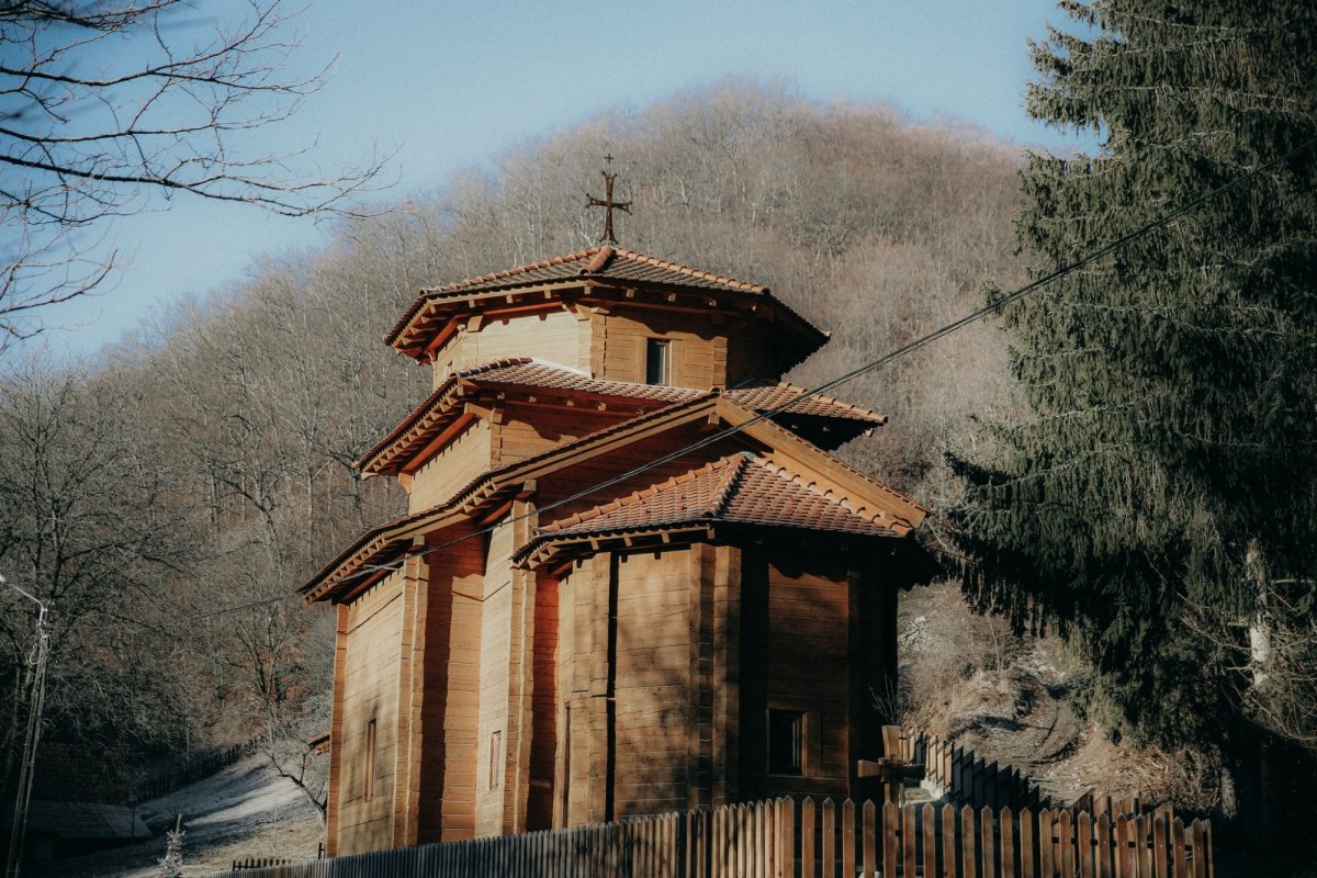 Biserica „Sfinții Trei Ierarhi” din Bistrița şi-a prăznuit ocrotitorii 322328