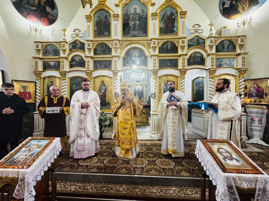 Vizită arhierească în parohia basarabeană Cornova 322335