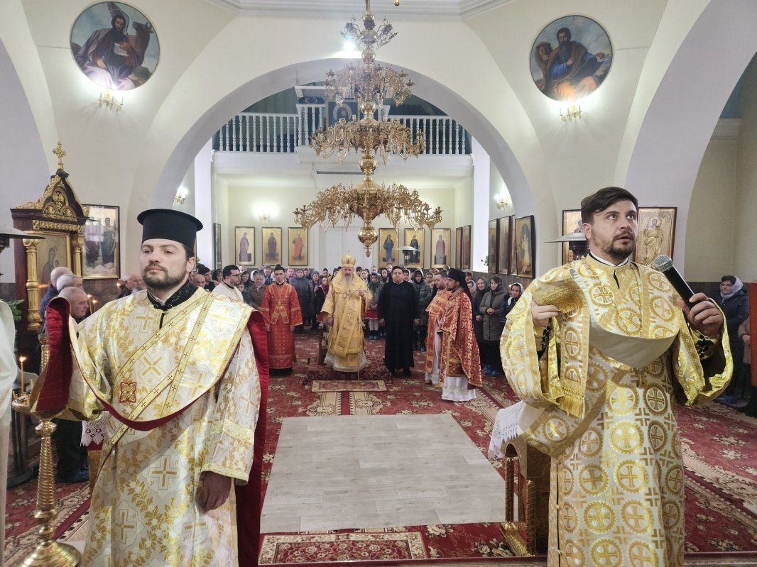 Vizită arhierească în parohia basarabeană Cornova 322336