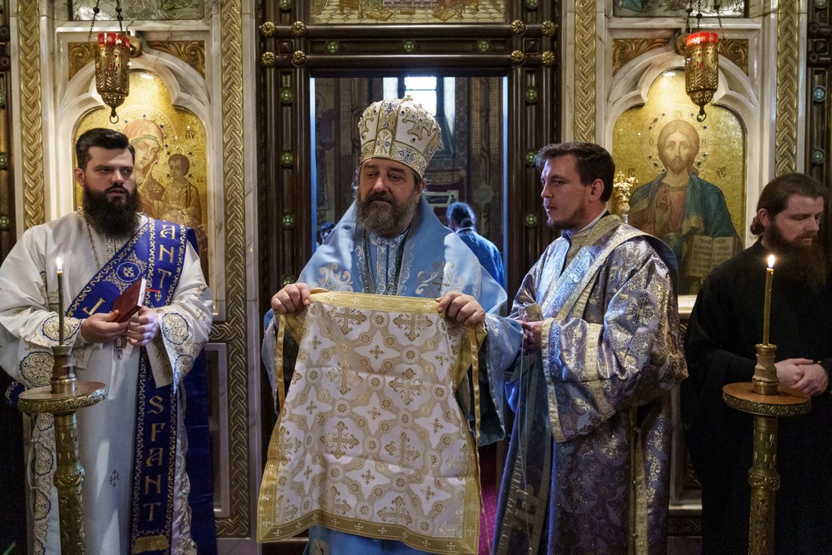 Hramul Mănăstirii „Sfinții Trei Ierarhi” din Iaşi 322450