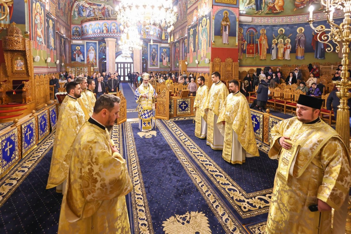 Sfinții Trei Ierarhi, cinstiți de credincioșii și seminariștii buzoieni 322623