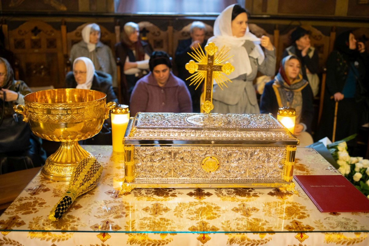 Raclă nouă pentru moaștele Sfântului Mucenic Trifon la o parohie din București 322678