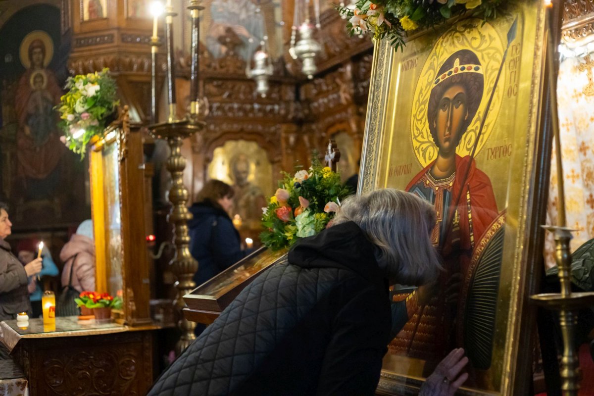 Raclă nouă pentru moaștele Sfântului Mucenic Trifon la o parohie din București 322683