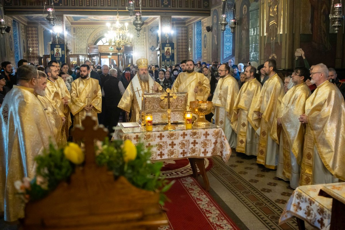 Raclă nouă pentru moaștele Sfântului Mucenic Trifon la o parohie din București 322684