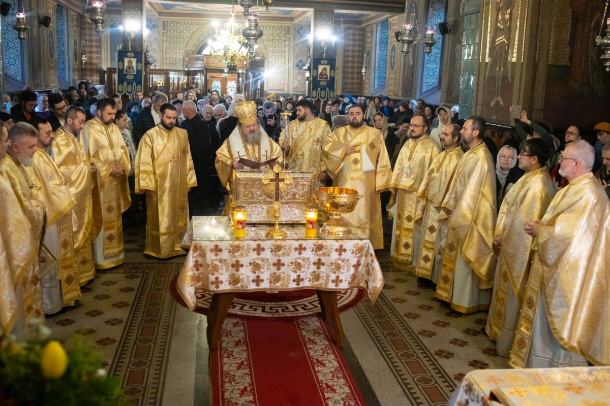 Raclă nouă pentru moaștele Sfântului Mucenic Trifon la o parohie din București 322685