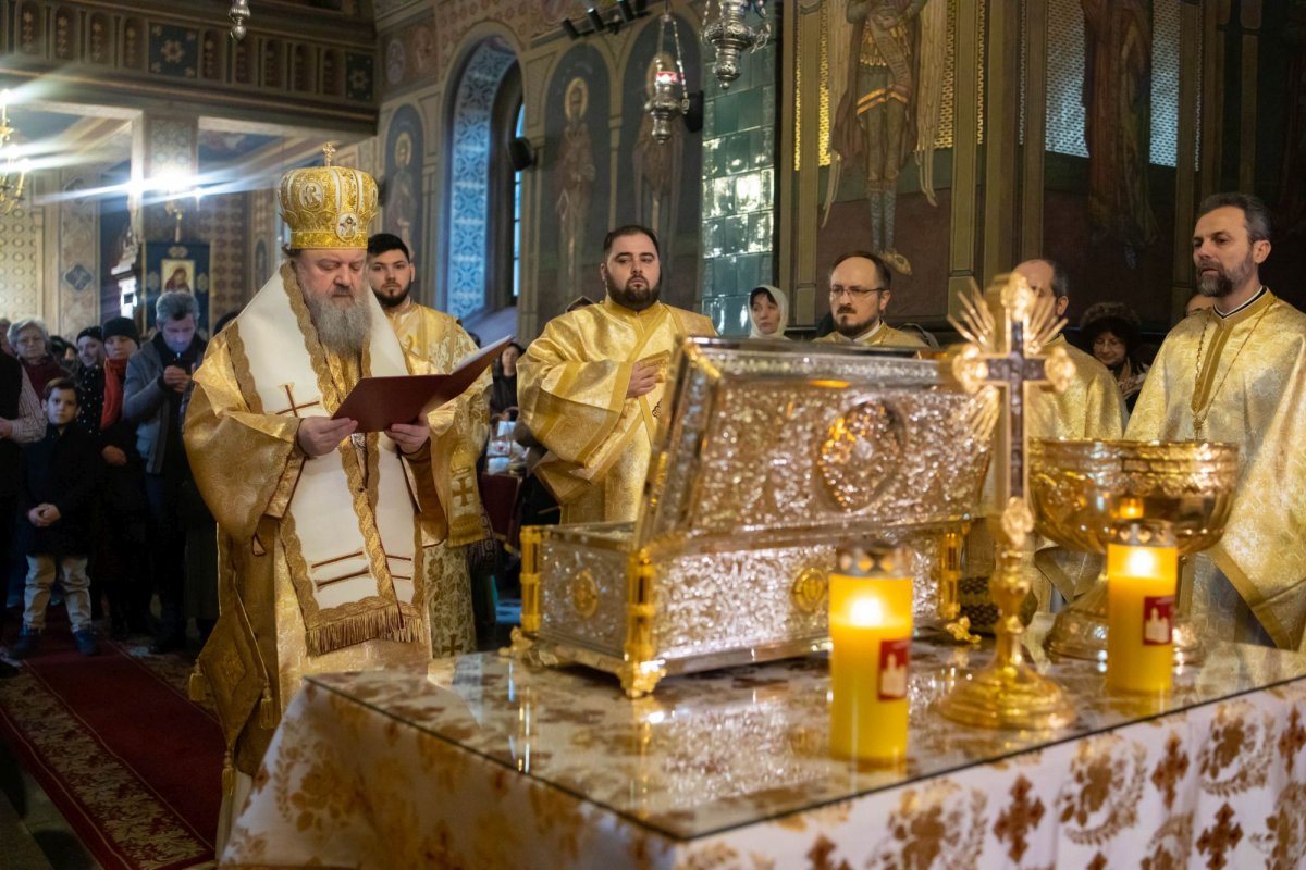 Raclă nouă pentru moaștele Sfântului Mucenic Trifon la o parohie din București 322686