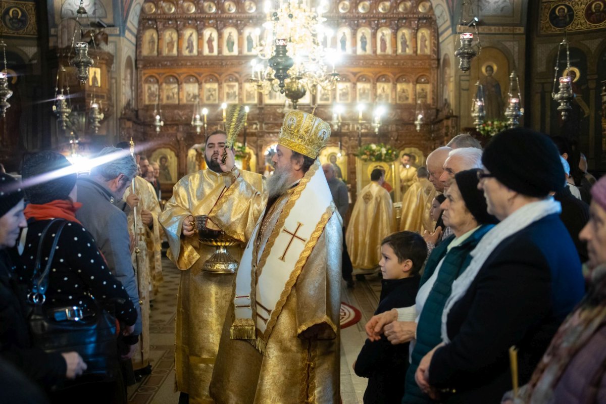 Raclă nouă pentru moaștele Sfântului Mucenic Trifon la o parohie din București 322687