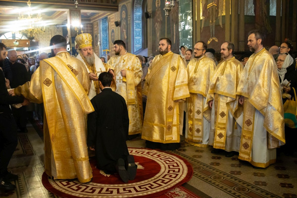 Raclă nouă pentru moaștele Sfântului Mucenic Trifon la o parohie din București 322689