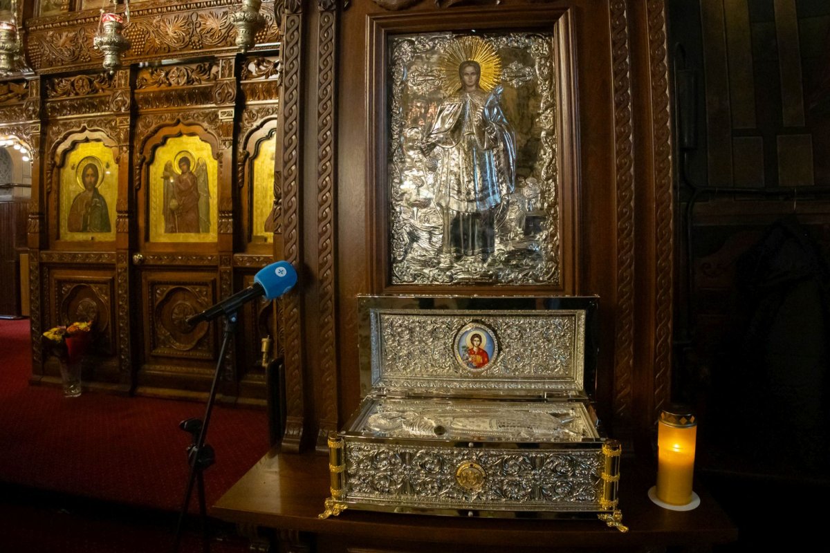 Raclă nouă pentru moaștele Sfântului Mucenic Trifon la o parohie din București 322691