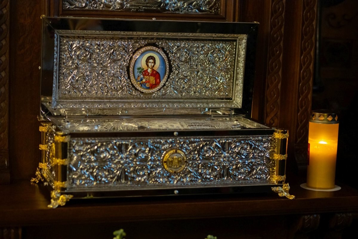 Raclă nouă pentru moaștele Sfântului Mucenic Trifon la o parohie din București 322693