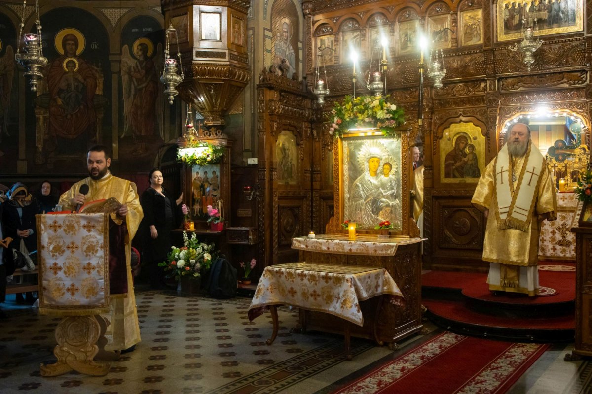 Raclă nouă pentru moaștele Sfântului Mucenic Trifon la o parohie din București 322695