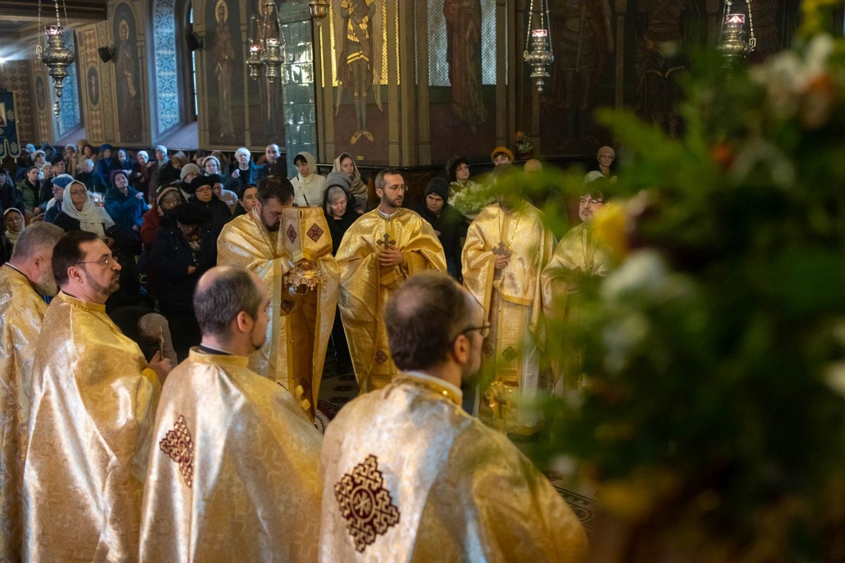 Raclă nouă pentru moaștele Sfântului Mucenic Trifon la o parohie din București 322698