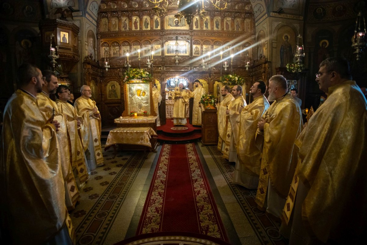 Raclă nouă pentru moaștele Sfântului Mucenic Trifon la o parohie din București 322699