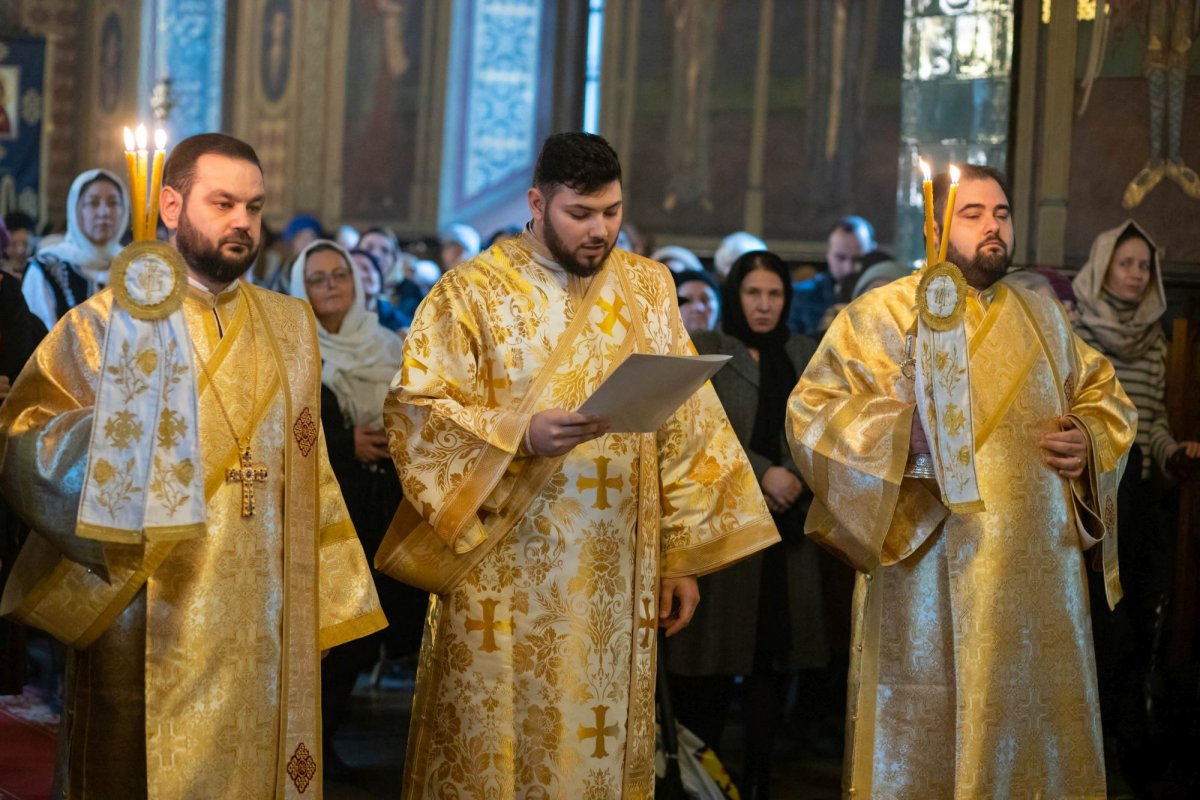 Raclă nouă pentru moaștele Sfântului Mucenic Trifon la o parohie din București 322700