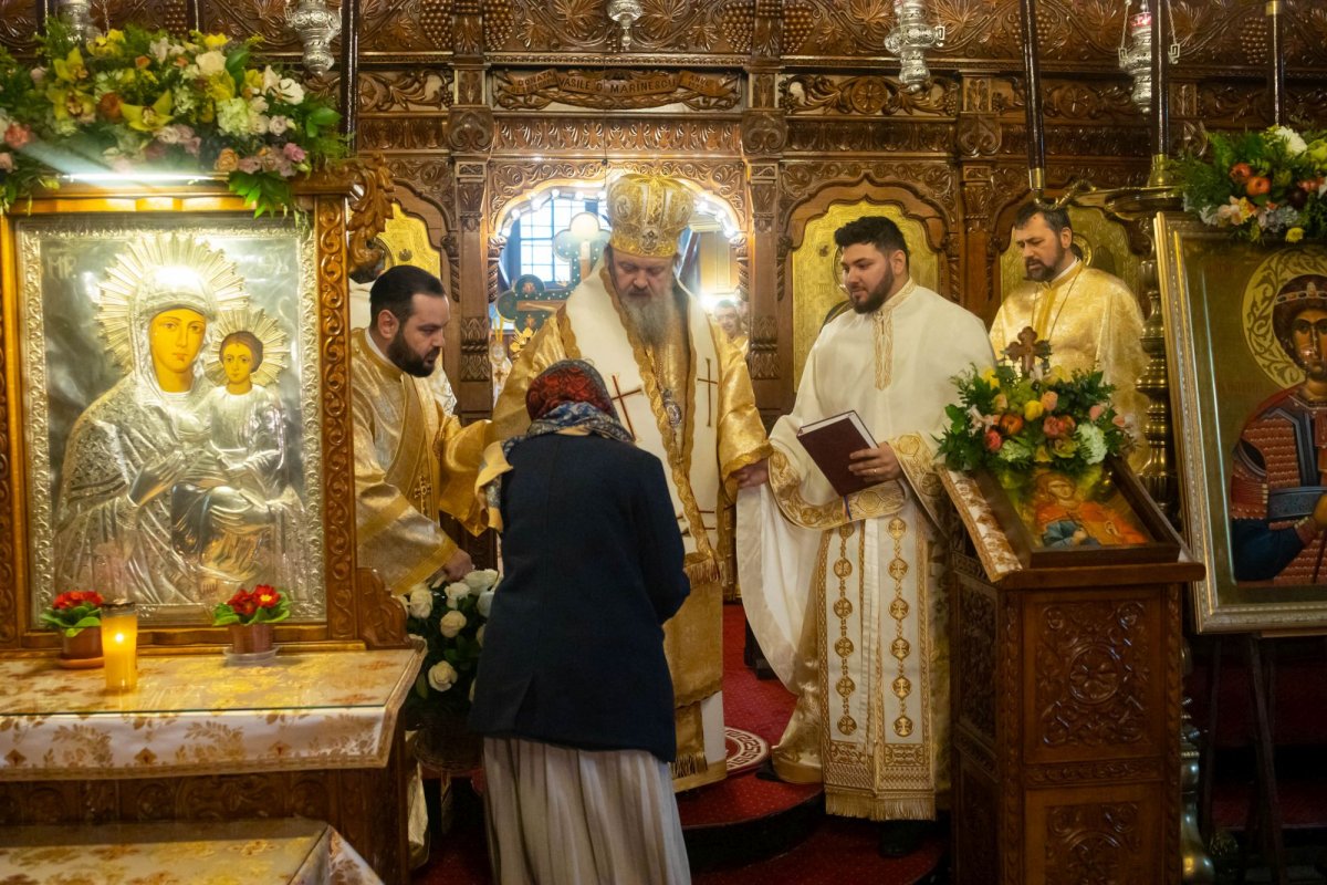 Raclă nouă pentru moaștele Sfântului Mucenic Trifon la o parohie din București 322702