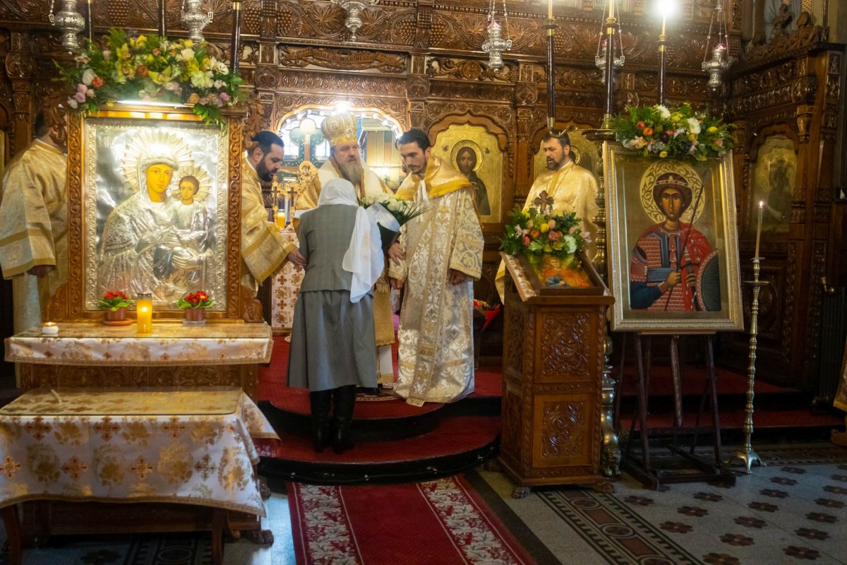 Raclă nouă pentru moaștele Sfântului Mucenic Trifon la o parohie din București 322704