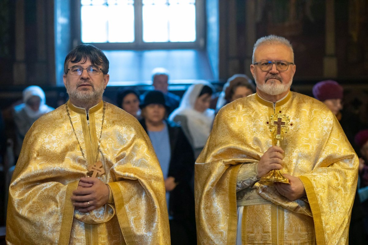 Raclă nouă pentru moaștele Sfântului Mucenic Trifon la o parohie din București 322709