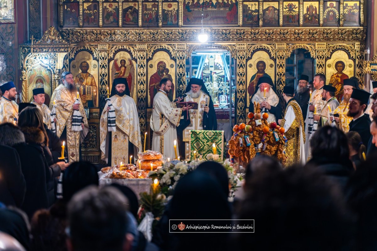 Doi ierarhi în rugăciune la catafalcul domnului Ciprian Pavel Iftimiu 323581