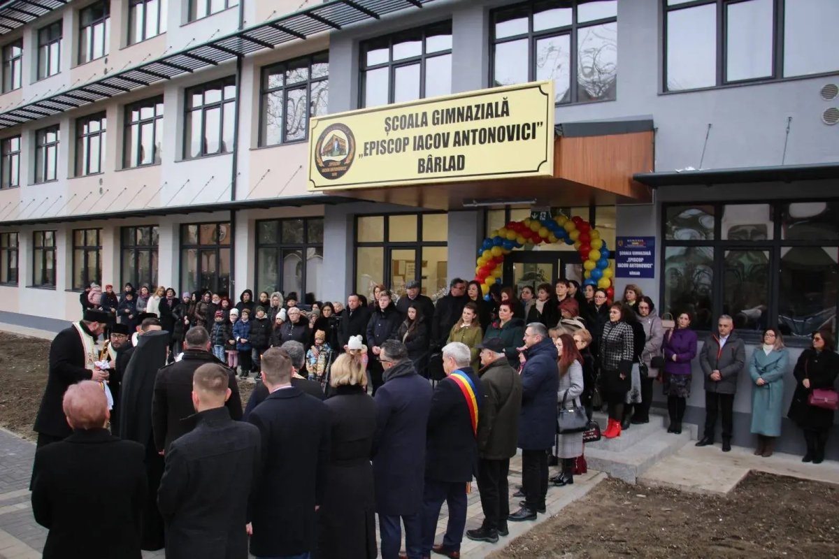 Sfințirea Școlii Gimnaziale „Episcop Iacov Antonovici” din Bârlad 323649