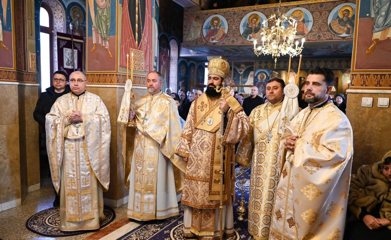 Slujirile ierarhilor hunedoreni în Duminica a 33-a după Rusalii 323660