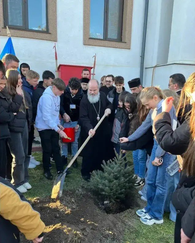 Preasfințitul Părinte Ignatie, alături de tinerii din Bârlad 323728