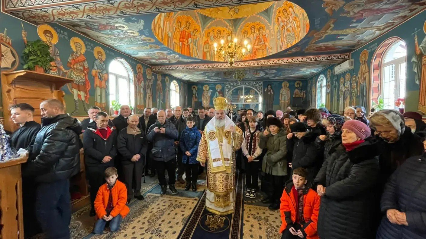 Preasfințitul Părinte Ignatie, alături de tinerii din Bârlad 323729