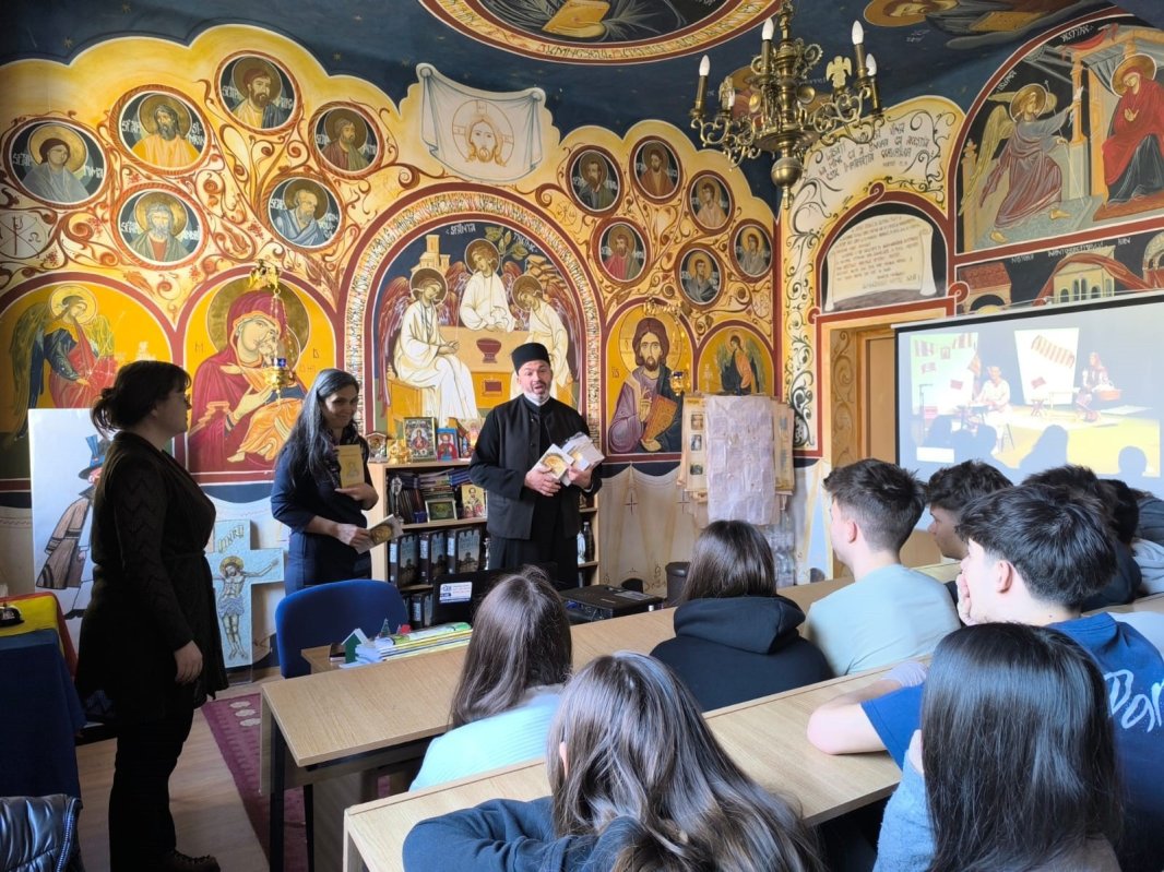 Roman creștin lansat la o școală din București 323745