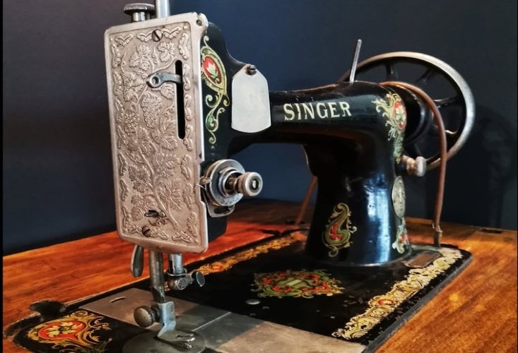Expoziție despre mașina de cusut Singer 323773