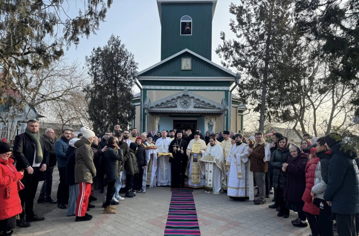 Sfinții Trei Ierarhi, cinstiți prin slujire arhierească la Parohia Cenac 323789