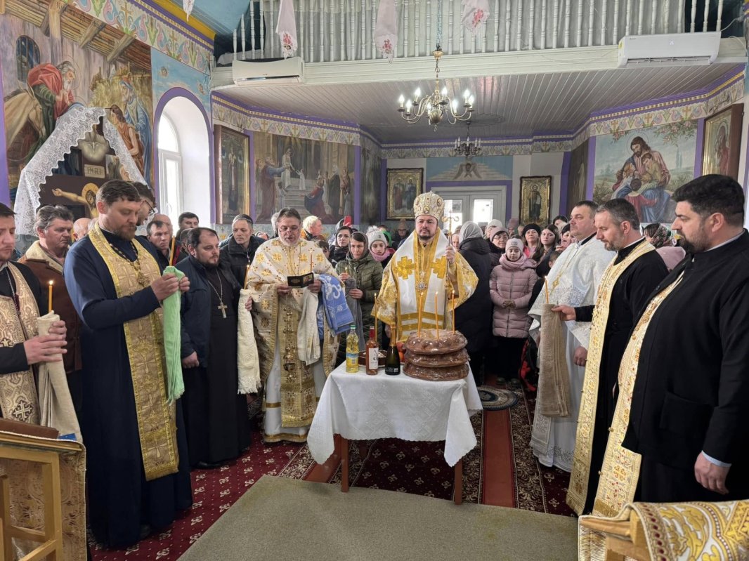 Sfinții Trei Ierarhi, cinstiți prin slujire arhierească la Parohia Cenac 323790