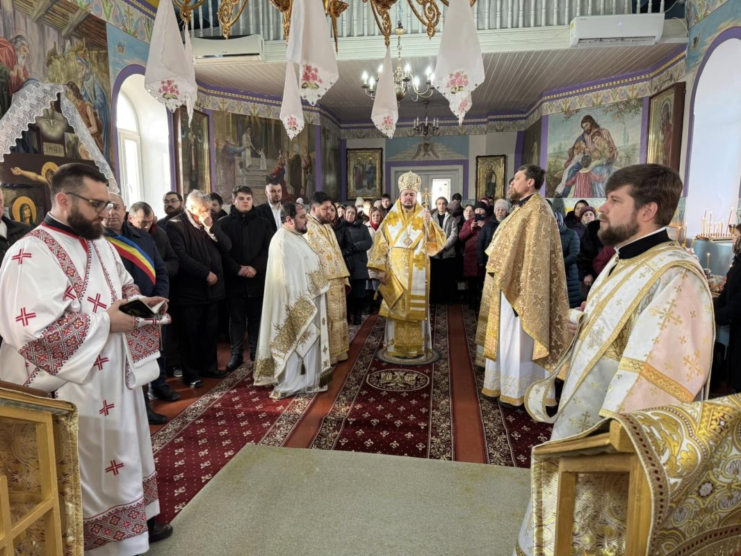 Sfinții Trei Ierarhi, cinstiți prin slujire arhierească la Parohia Cenac 323791