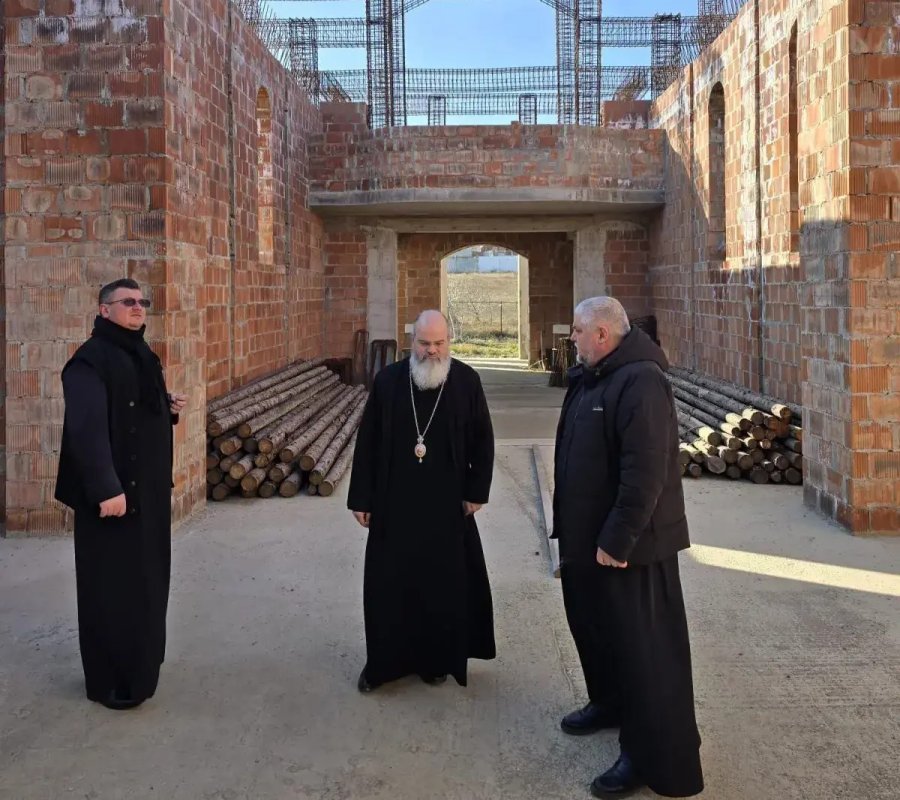 Vizite ale ierarhului Hușilor pe șantierele mai multor biserici 323792