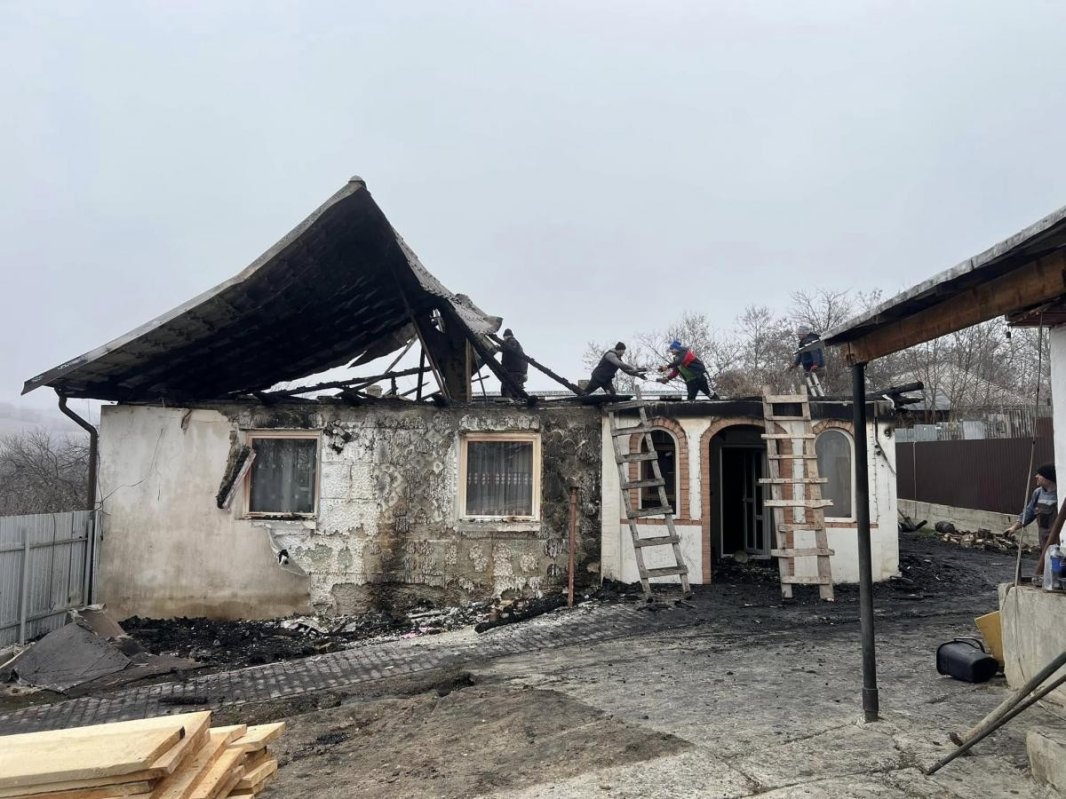 Arhiepiscopia Romanului și Bacăului construiește locuința distrusă de incendiu a unei familii 323870