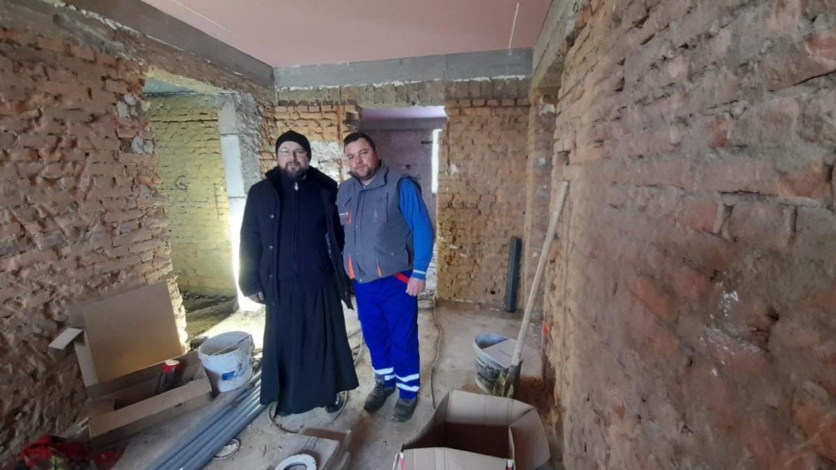Arhiepiscopia Romanului și Bacăului construiește locuința distrusă de incendiu a unei familii 323871