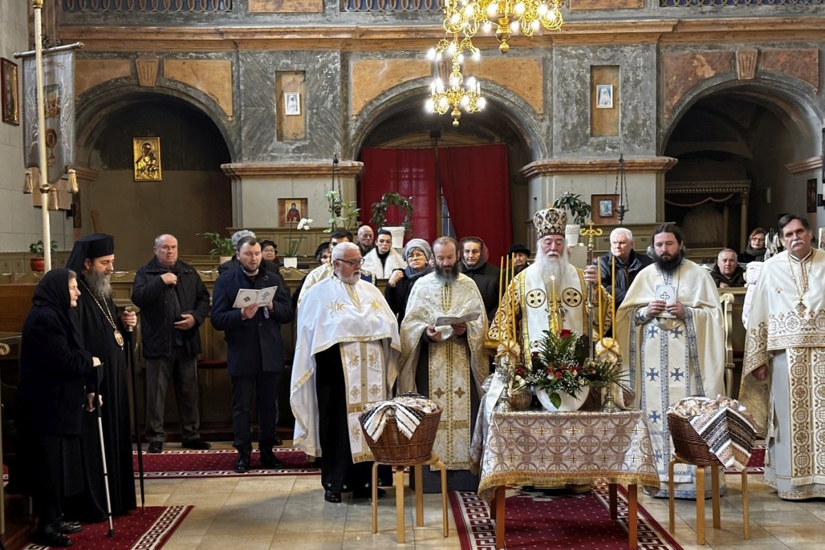 Doi ierarhi români la Catedrala Episcopală din Giula 324079