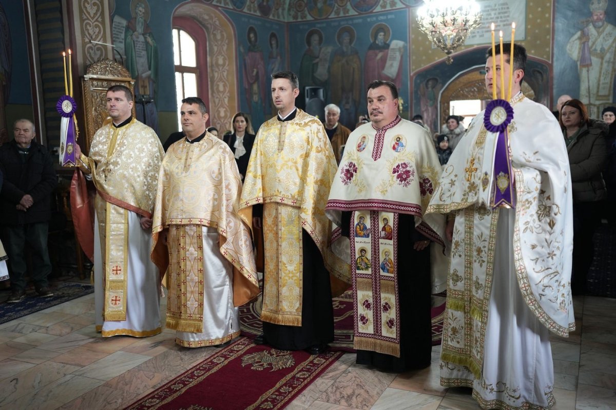 Hirotesii în biserica Parohiei Sudiţi din Ialomița 324075